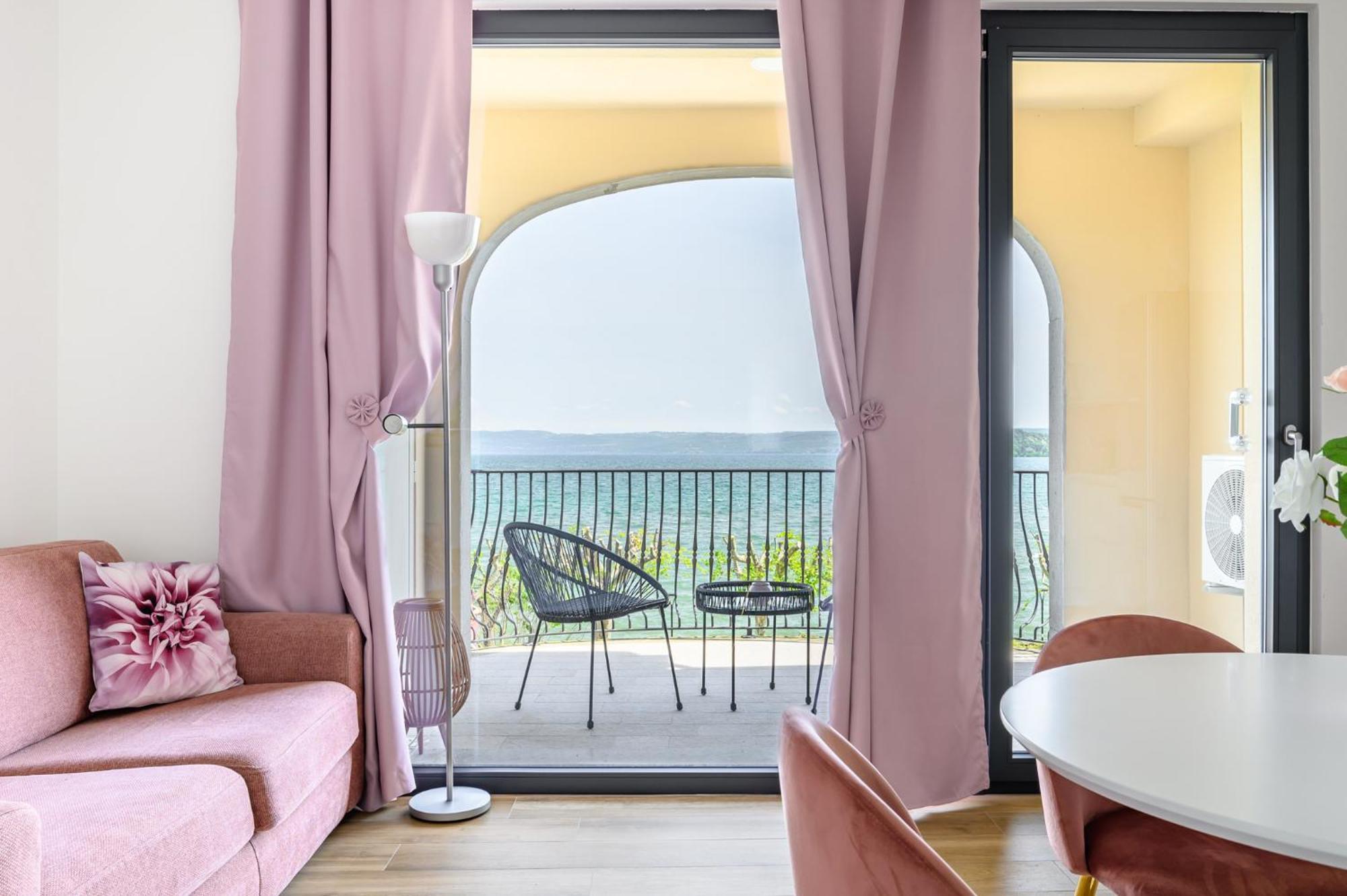 Casa Vacanze Maddalena - Palazzetto Sul Lago - Diamante Rosa Marta Bilik gambar