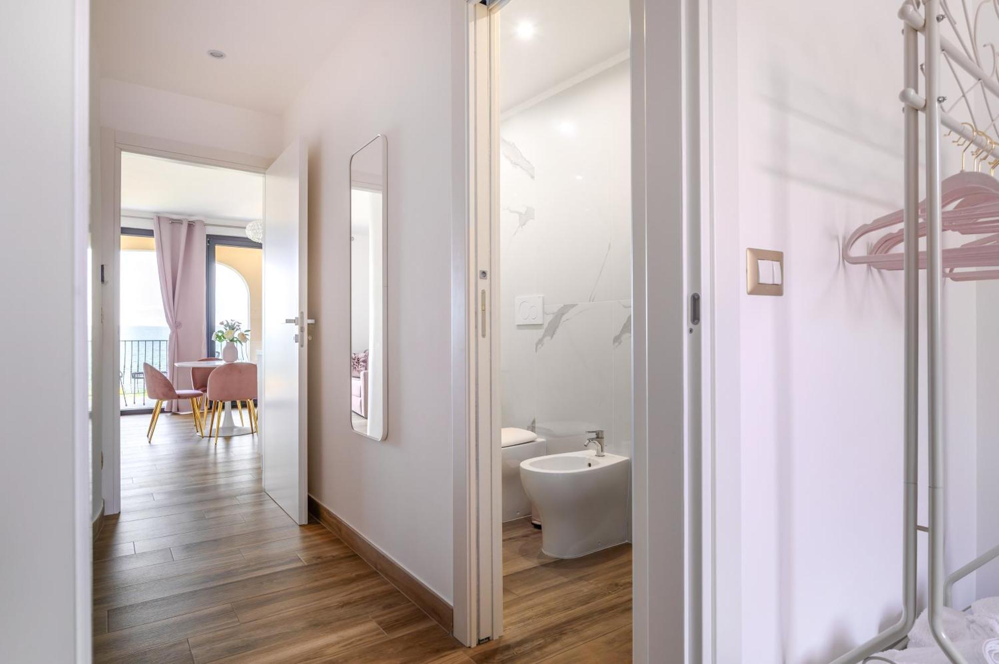 Casa Vacanze Maddalena - Palazzetto Sul Lago - Diamante Rosa Marta Luaran gambar