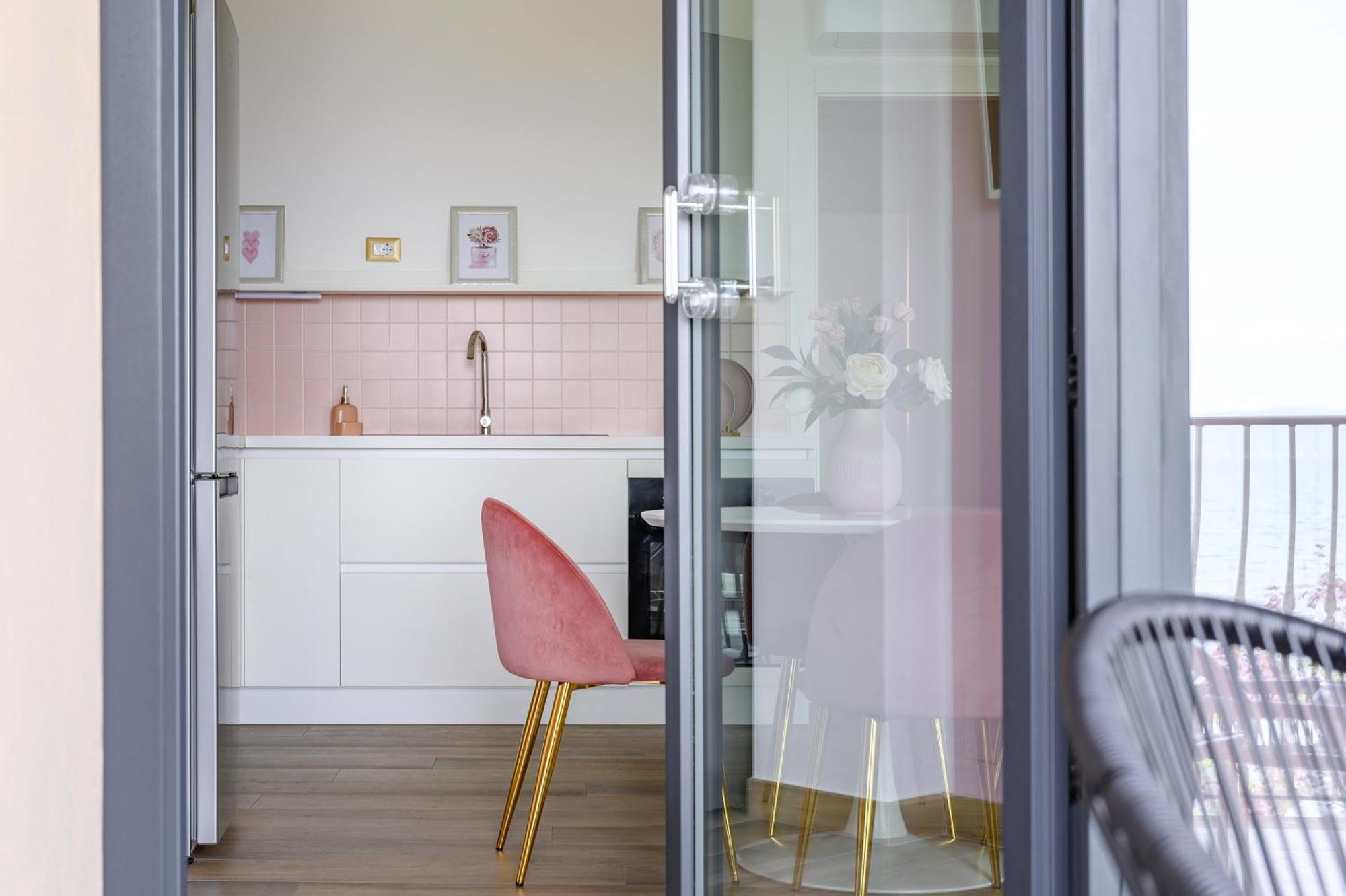 Casa Vacanze Maddalena - Palazzetto Sul Lago - Diamante Rosa Marta Luaran gambar