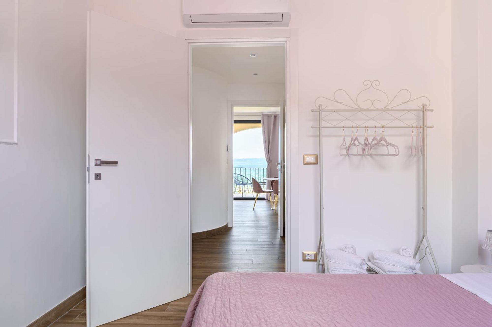 Casa Vacanze Maddalena - Palazzetto Sul Lago - Diamante Rosa Marta Luaran gambar