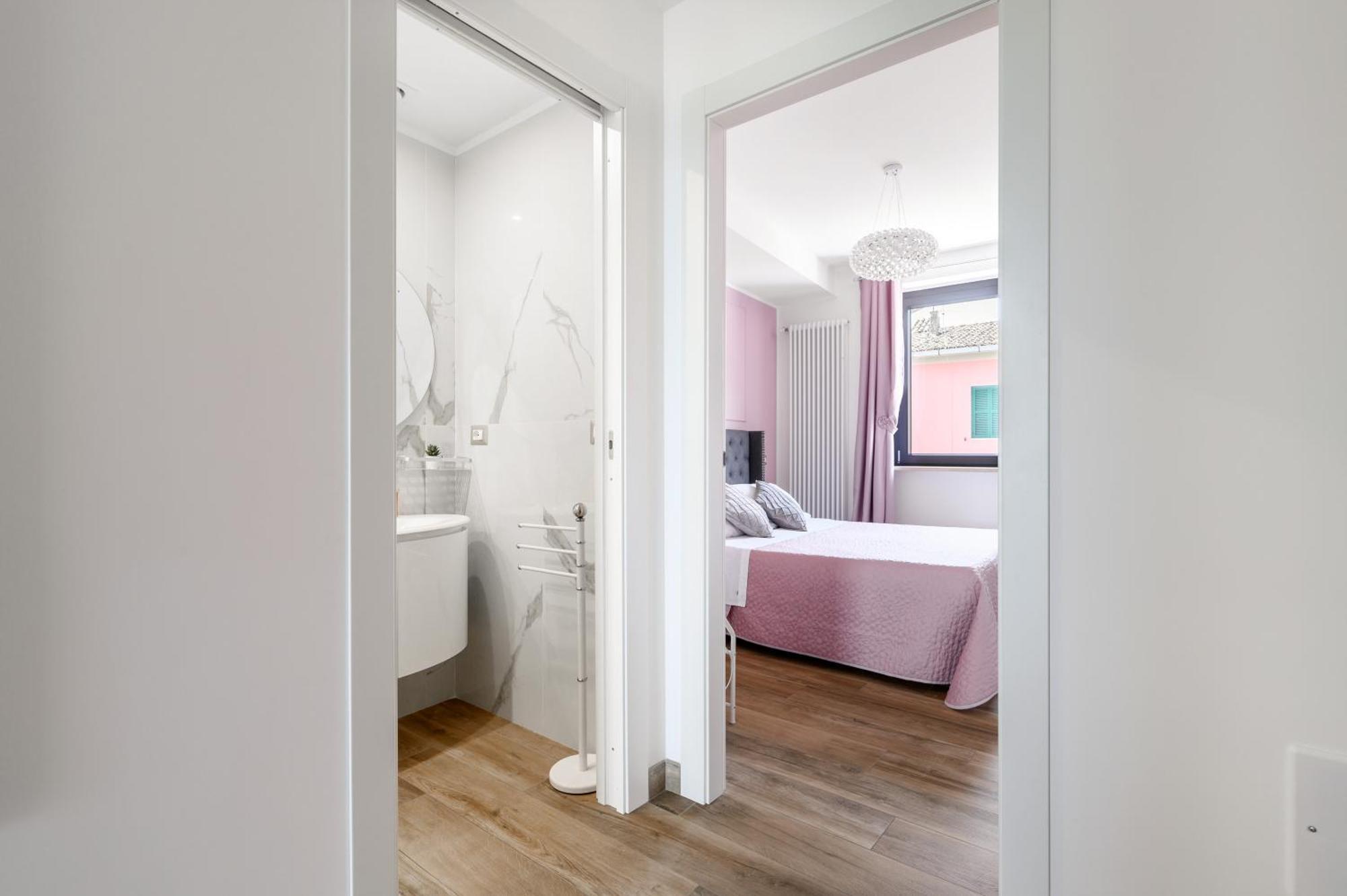 Casa Vacanze Maddalena - Palazzetto Sul Lago - Diamante Rosa Marta Luaran gambar