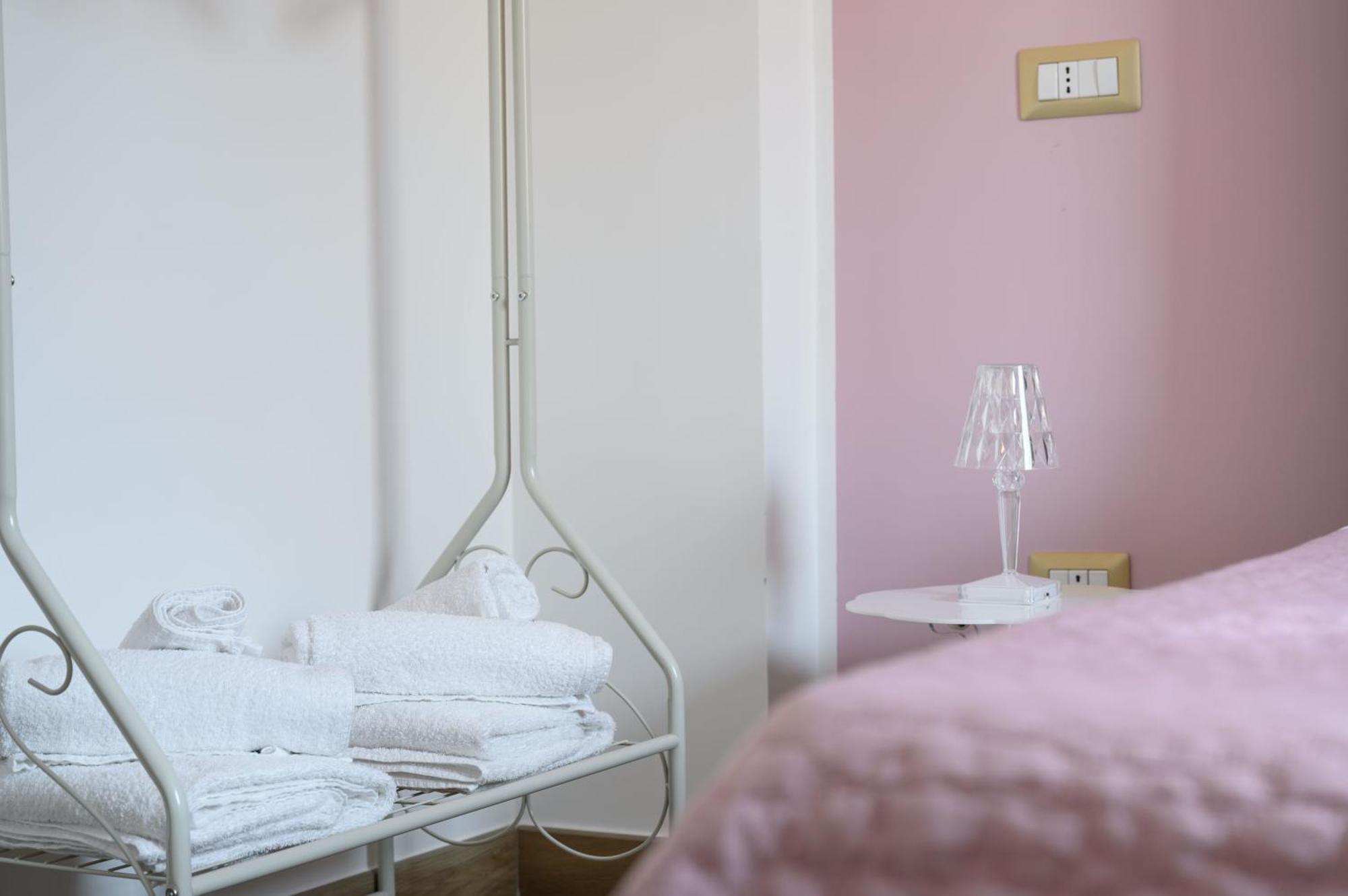Casa Vacanze Maddalena - Palazzetto Sul Lago - Diamante Rosa Marta Luaran gambar